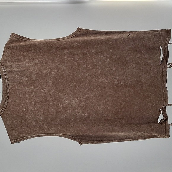 Brown Graphic Sleeveless Top with Red Accents - Picture 11 of 13